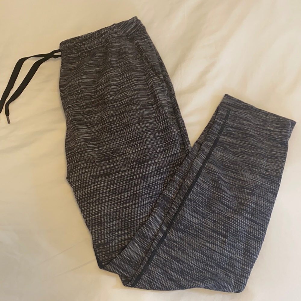 LULULEMON on the move high rise stretch size 6